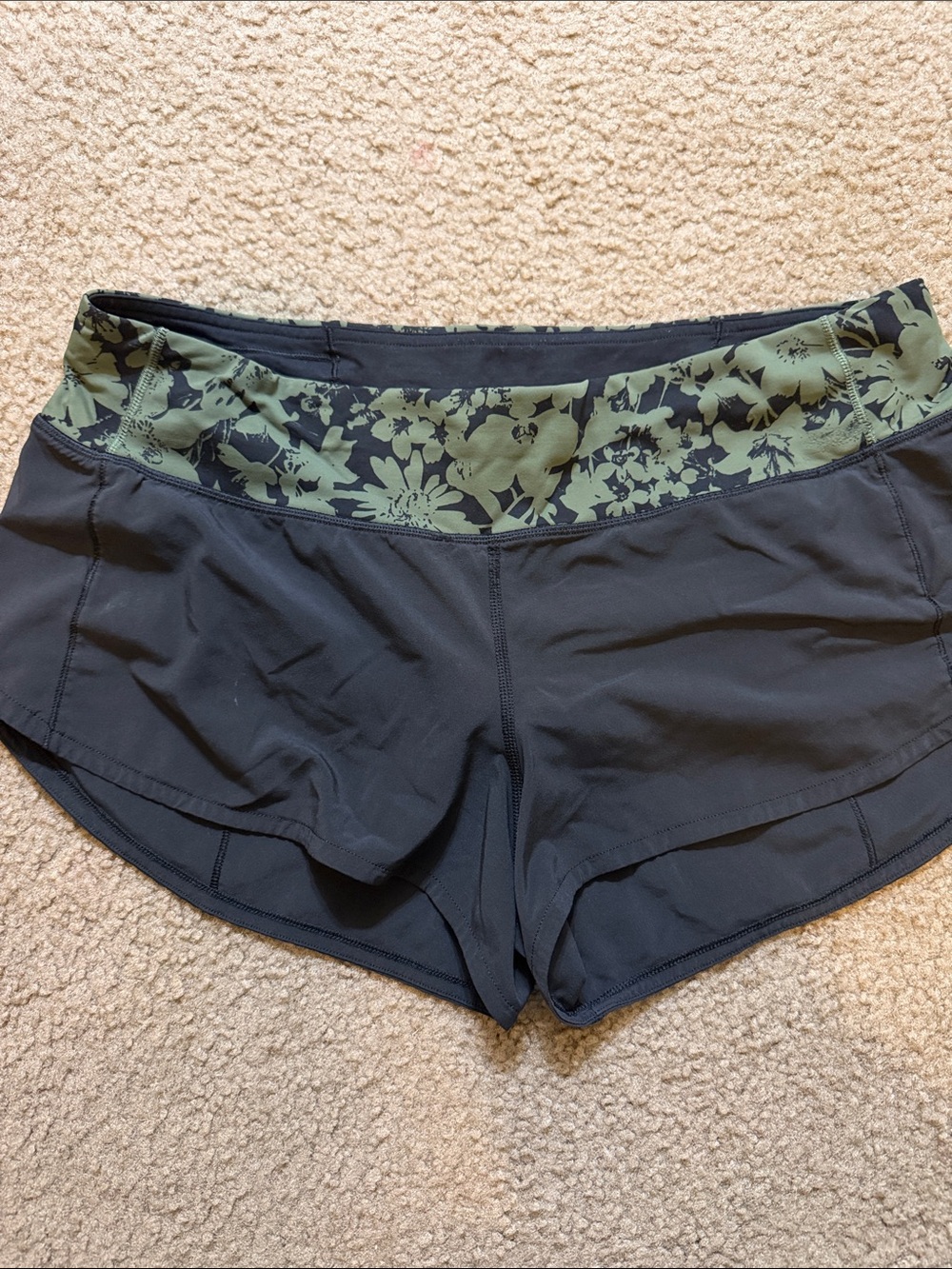 Lululemon Speed Up Short 2.5" - Size 8